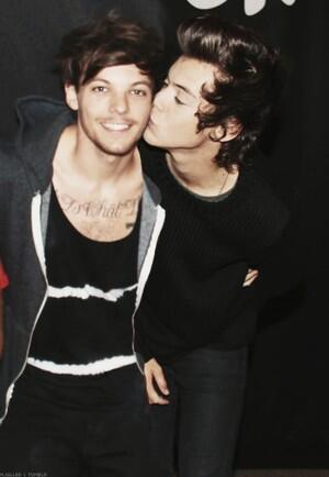 LarryZiamQuotes's tweet photo. "Louis?" "Hm?" "T'es beau, prends une photo avec moi" http://t.co/qrmb6oQxef