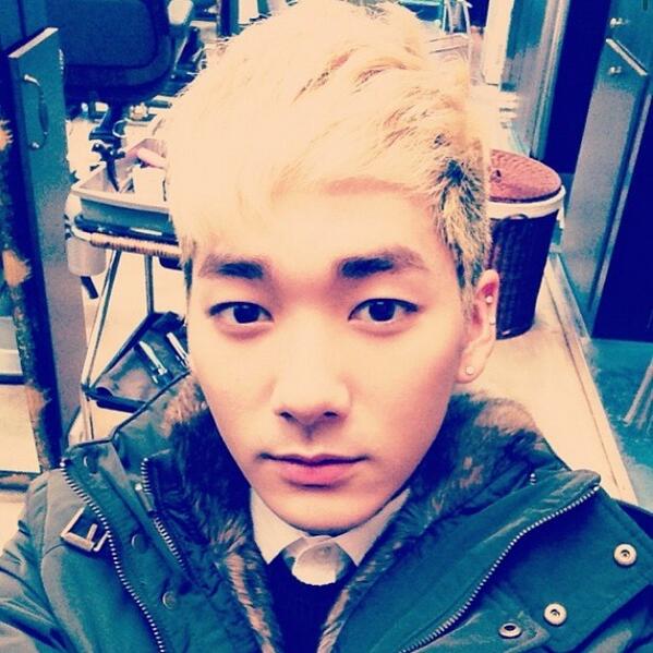 aronstagram's tweet photo. [update 131228] don't worry, be happy ! #nuest #aron #cutiepatootie http://t.co/AmLNoWidqC