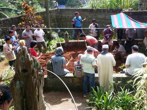 nahneebiruar's tweet photo. My grandmas burial.... http://t.co/4Kpxm5a7Pq