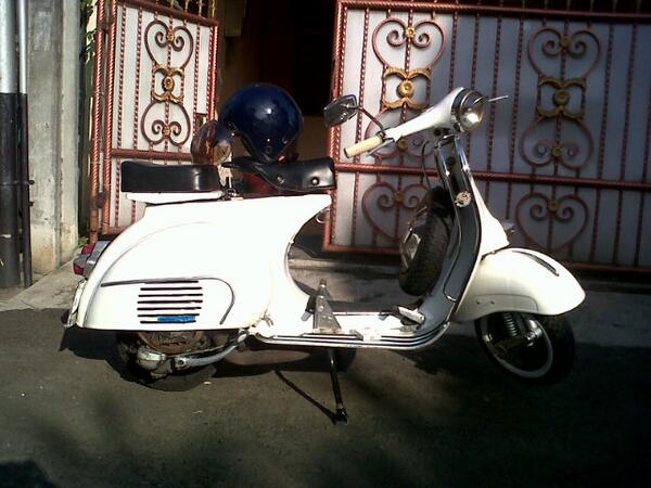 Dmn bor? Vespaan yuk haha RT <a href="/martinwicaksono/">MartinTW</a>: Scooter nite ride . Si putih udah kece..