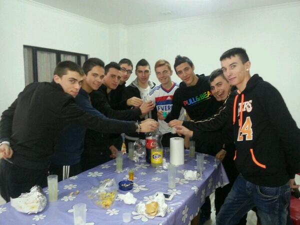 hector_hmc5's tweet photo. Dinaret xfecte @Rojet8 @jaime_climent @skatevipy @Rafeta28 @carlosep96 http://t.co/mne96Y07KR