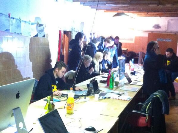 ErwinWaanders's tweet photo. 12 designers druk bezig tijdens @bombasign in #Oldenzaal  Wie ontwerpt het ultieme logo voor de Bombazijn http://t.co/jElHr1MAXU