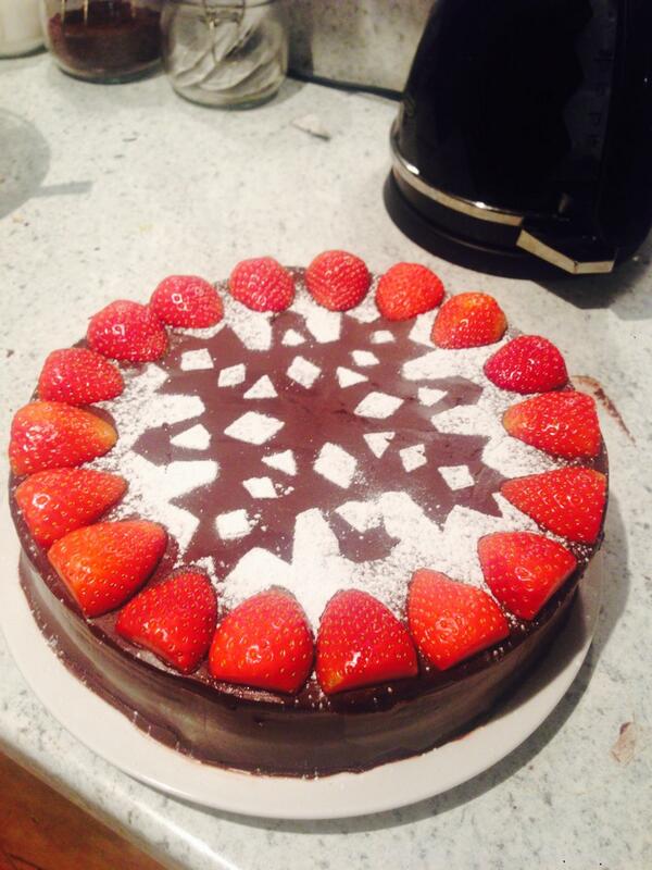 welshboyo116's tweet photo. @mitch106gti @laura_loopyloo @lilmelmac  and the end product #tastyCake http://t.co/dNGXHuwNo1