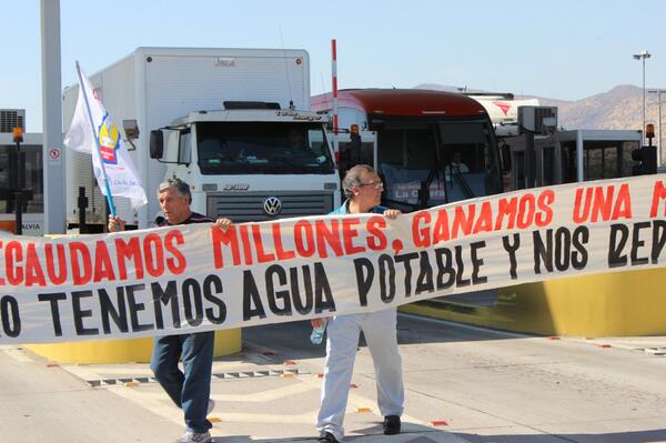 csilvass's tweet photo. RT @S_Schwartzmann: Increíble: Cajeros del Peaje Lampa protestan reclamando agua para beber en garitas http://t.co/ZcyUsQovhp