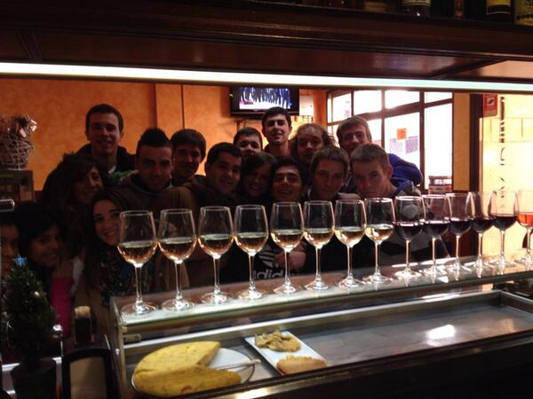 parra219's tweet photo. Gran poteo x el cumple de @guene8  y @SoniaLacanal http://t.co/lf5QTRirDZ