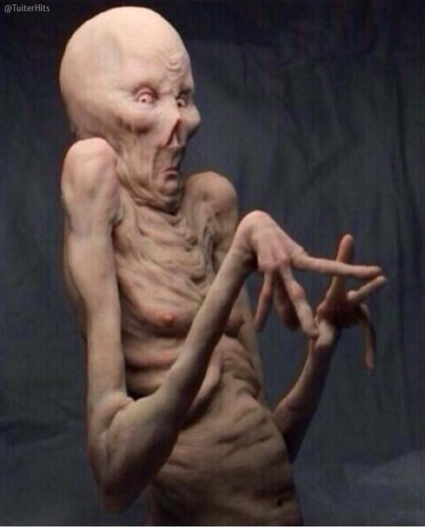 TuiterHits's tweet photo. CUANDO ESTOY LAVANDO LOS PLATOS Y UN PEDAZO DE COMIDA ME TOCA LA MANO http://t.co/Sg0H5R6QqV