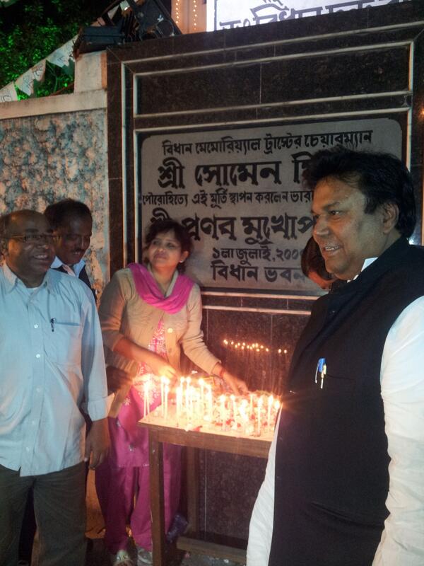 Shoma_Ranisree's tweet photo. Lighted candles4CongressB'Day C'bration@WBPCCoffice,Kolkata 2eradicate darkness with an ardent promise 2work 4 d' ppl http://t.co/1em05PyfSS