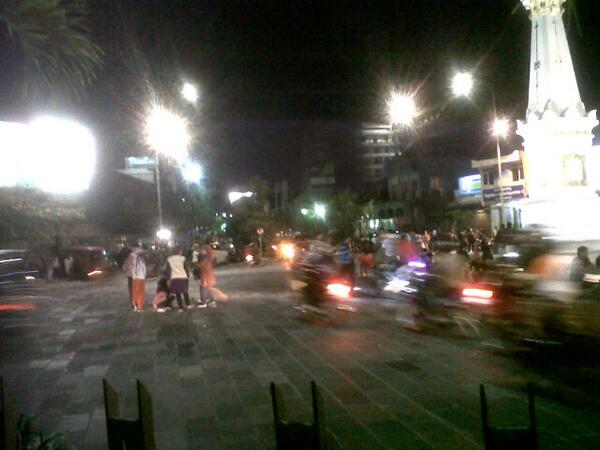 CumaDiJogja's tweet photo. #CumaDiJogja Demi Foto di Tugu Jogja sampe foto2 di tengah padatnya jalan | http://t.co/rSuxWHRpAO