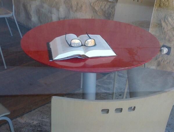 TabernaOllauri's tweet photo. Siempre apetece un buen #libro en una tarde relajada, y en la @TabernaOllauri se esta #agustito http://t.co/nQLKQKakHd