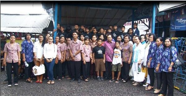 kalaitu's tweet photo. WAYAN KOSTER MEMBUKA PERAYAAN HARI IBU BKOW BALI, 22 DESEMBER 2013 - Foto Bersama @2_WayanKoster @BaliToday http://t.co/bzWb0EOpIG