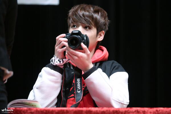 asdfghjkloyeah's tweet photo. “@vkookcouple: [PIC] 131211 JUNGKOOK @ Busan Fansign Cr.UPTEMPO #BTS200days http://t.co/eb26c58Guv”