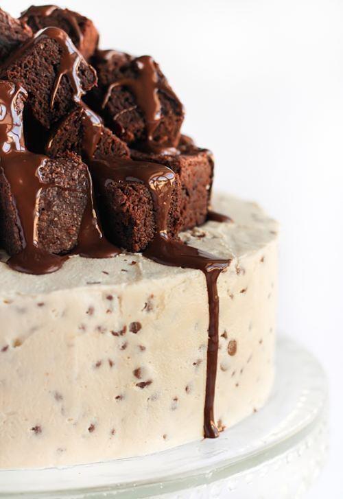 mattdopee's tweet photo. "@ltsLoveSign: Fudge Brownie &amp; Cookie Dough Cake. #FoodPorn http://t.co/9xafugqwaw" @_erickanthony17