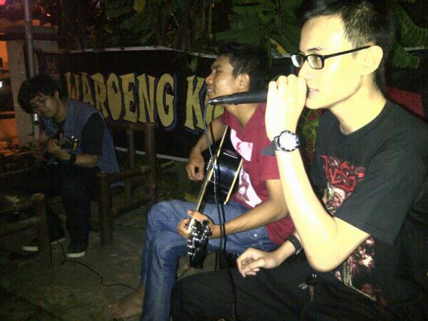 DeClownsBand's tweet photo. #waroeng kopi LA http://t.co/bTxs8LcCbg