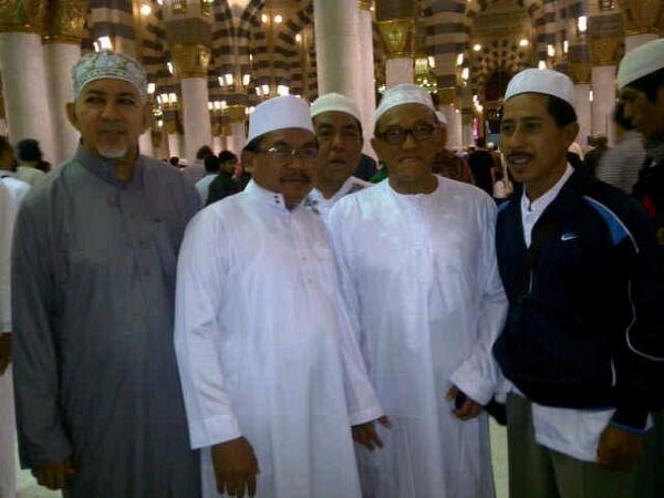 aburizalbakrie's tweet photo. Insyaallah “@asep_natanegara: Titip doa untuk Indonesia @aburizalbakrie: Bersama jamaah di Masjid Nabawi, Madinah. http://t.co/Y2NkHfklrc"”