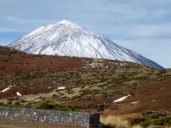 kirby_james's tweet image. About to start the 2,300 m descent from Teide to the sea :-) lkjh.org/tenerife 1