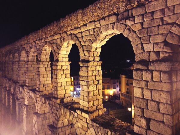 tupesoloyo's tweet photo. Despues de mucho tiempo que mejor que terminar el año haciendo una locura en #Segovia con @nachomogena :) #QueFrio jo http://t.co/8g4w5LUHid