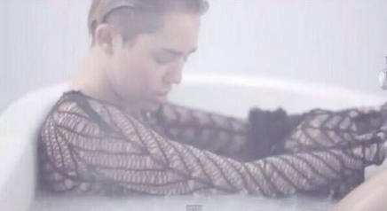 ChildhoodShows's tweet image. Miley gets naked everywhere but the bathtub...