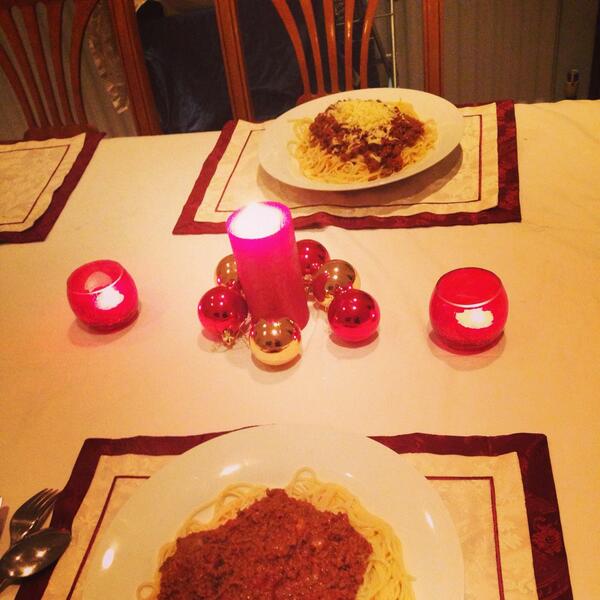 AmeliaTempler's tweet image. Candle lit dinner with Sammy #whosaysicantcook @sammydowdell