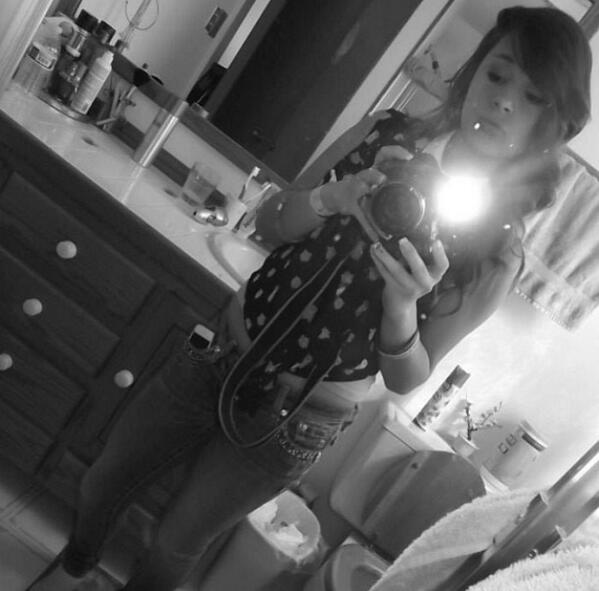 kluuuhhh's tweet photo. Got this bb for Christmas 📷💞 http://t.co/dZdogf9dIz