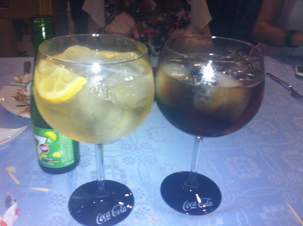BeaUrbano5's tweet photo. Copaso en mano @magierojano http://t.co/CFigCBLl3r