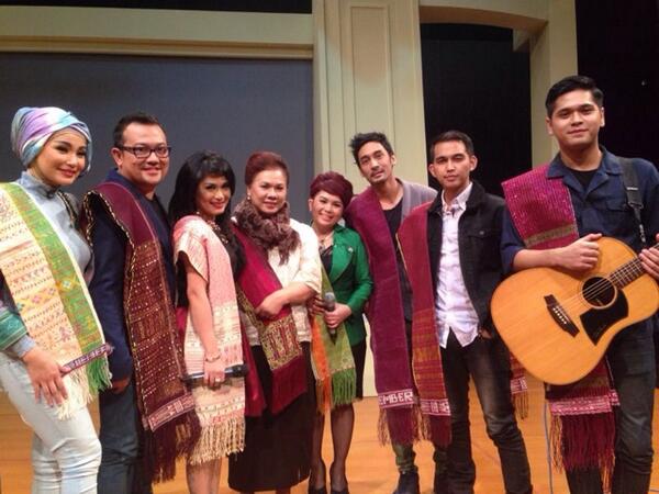 alvinadam's tweet photo. "HORAS!" jam 8.30 mlm ini @justalvinmtrtv w/ @tamarageraldine @petra_sihombing @joytobing...  http://t.co/39B0flvTEE http://t.co/Qyv5pIKXhW
