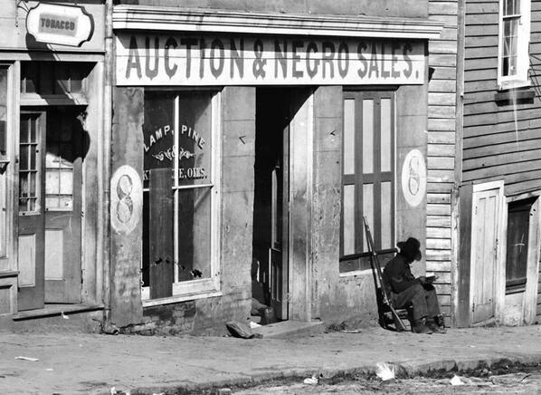 HistoryInTweet's tweet photo. متجر لبيع العبيد 1864م. الولايات المتحدة الأمريكية -
#USA Slave market, 1864 http://t.co/T457IhqFpt