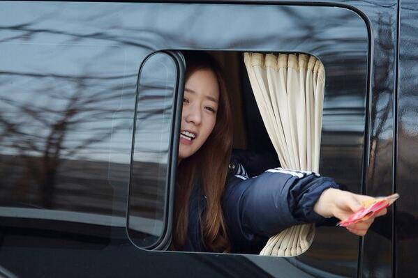 apink_sg's tweet photo. 131227 Apink on the way to Music Bank - Bomi // By 김페퍼 http://t.co/i6YF8ISSuu