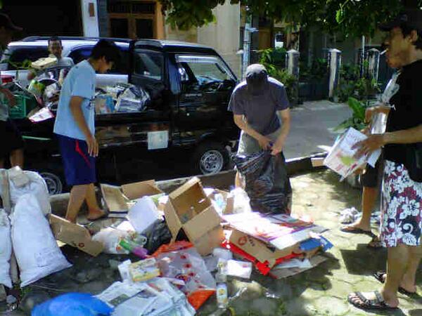 Alhamdulillah.. Hasil pengumpulan barang bekas warga bisa nambah kas Karsa Wira Muda. Piknik... Piknik...