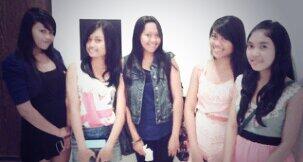yourqueenhehe's tweet photo. @shalsadewi @Riskadewi16 http://t.co/M1q5BZ1fZ1