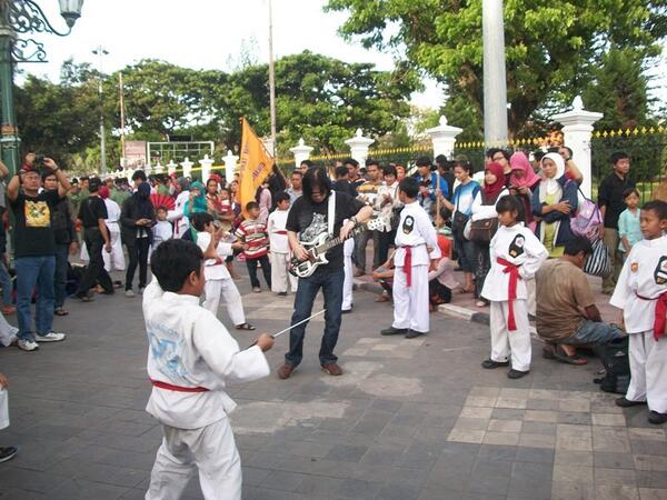 selamat liburan di #malioboro jogja, penuh dengan wisata belanja dan selalu rame dengan pentas seni budaya :)