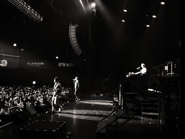 Izar_HR's tweet photo. 어제 힙플쇼에서 찍은 #EpikHigh @blobyblo 10년전 내가 힙합을 듣기 시작하게 한 그들- 아 멋있다 진짜 http://t.co/BpFevx7vmE