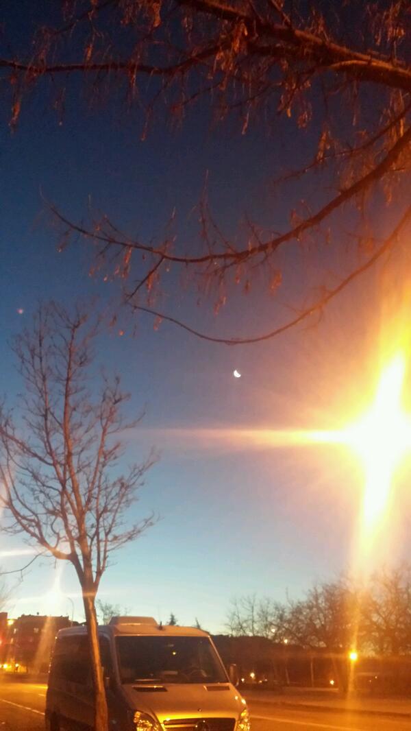 lady_tity's tweet photo. Que bonito ir a trabajar con la luna jajajaja http://t.co/fwo0J28siG