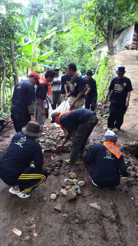 PKSAktif's tweet photo. WOW… Peserta #mukhoyyamPKS sdg baksos membangun jalan di desa Rahtawu, Gebog, Kudus #aytktm https://t.co/WBPcPYMzcW