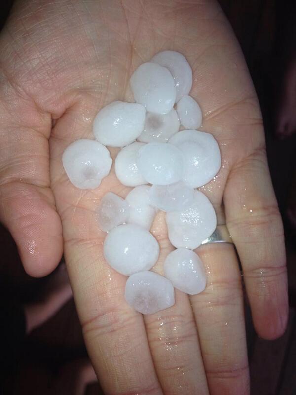 7NewsBrisbane's tweet photo. Hail in North Ipswich, thanks Wendy Ryan for sending us this pic #seqstorms #7NewsBris http://t.co/9VQ18pHvQA