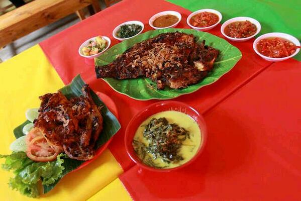 indomakan's tweet photo. Di @IkanBakarBerkat makan ikan bakar + 6 sambel mantep ,rasanya dijamin NIKMAT http://t.co/sKZUqugZKw | via: @CelotehDEPOK