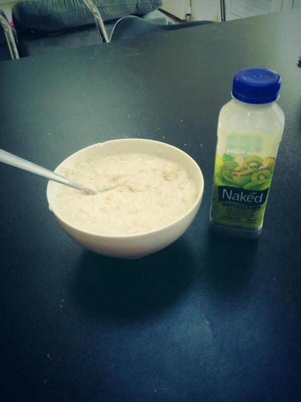 AndyGbootneck's tweet photo. 10k run this morning so starting the day with a bowl of porridge with bananas and a Naked drink.

42:44 to beat. http://t.co/GSGkO0o1aJ