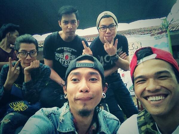 ianOPTIMIS's tweet photo. Cihuyyy save dulu haha “@wearedeadbunny: @pelacurNDIO @sarahNDIO @SendyNDIO @ianOPTIMIS @zaldiariandi http://t.co/yI7SRLf4tH”