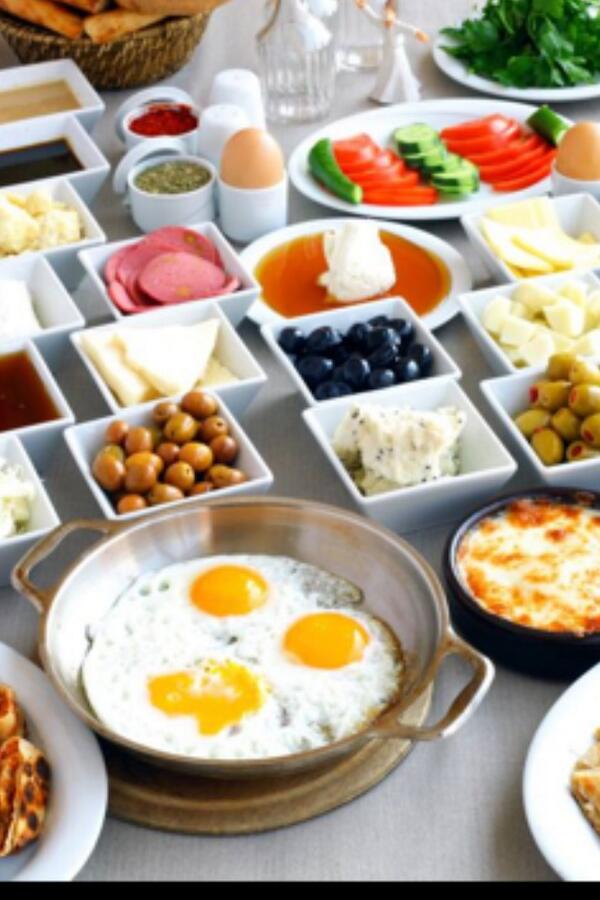 Tüm ailemle nefis bir muhabbetle nefis bir kahvaltı...:)