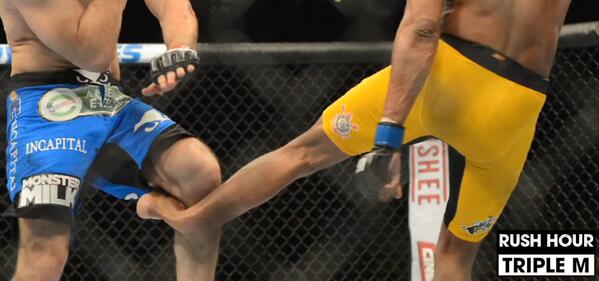 RushHourTripleM's tweet photo. PICTURE: The brutal moment Anderson Silva's leg snapped at #ufc168 (Warning: graphic image) http://t.co/jsREwwlIie