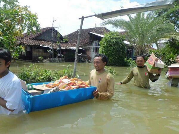 asligresik's tweet photo. pak @anismatta perjuangan kader #PKS memang luar biasa, foto banjir di #gresik selatan *** http://t.co/gOTuvQVkeR