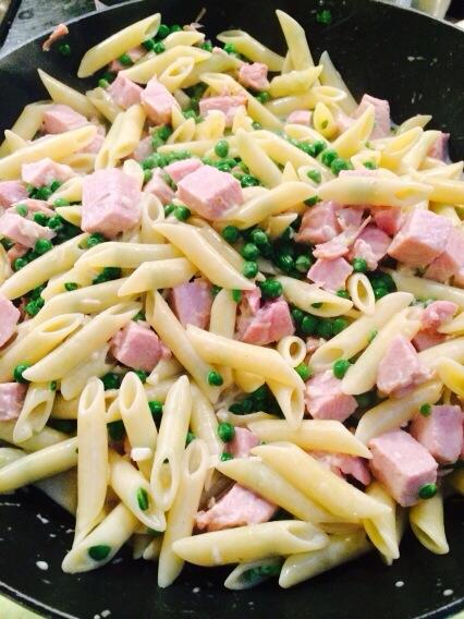 MissSecretaryNL's tweet photo. “@Nigella_Lawson: Leftover turkey gravy and coca cola ham added to peas, cream &amp; pasta http://t.co/3refnAG54q” Yummie!!! :-)