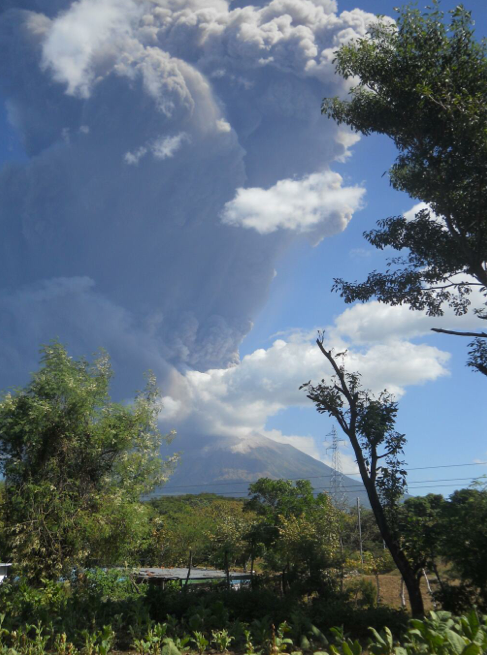 URGENTE: Se declara alerta amarilla en #ElSalvador por actividad del volcán #Chaparrastique (Foto: <a href="/RikrdoSerrano/">Ricardo Serrano</a>)