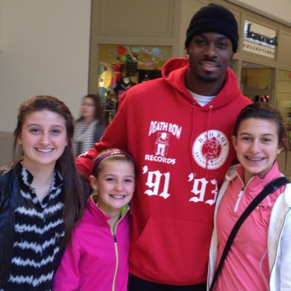 famk's tweet photo. @REALPACMAN24 @ajgreen_18 @ @King55Tez Thanks for making my kids day at the Jungle today!!! WHODEY!! #! Plz retweet http://t.co/XJZFCvRruR