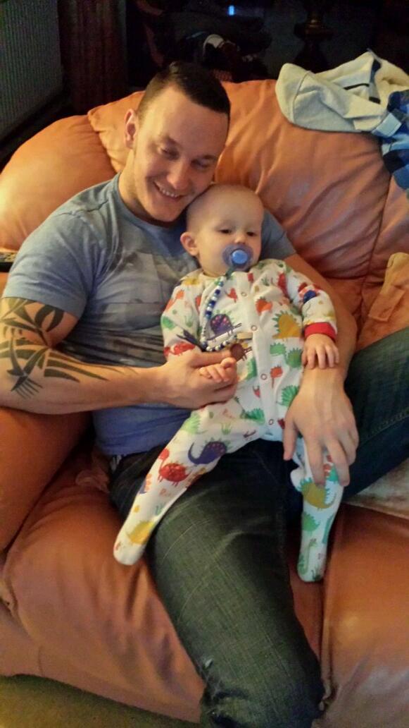 john85johnston's tweet photo. Me n my little man chillin #bedtime :) http://t.co/AKGT9qL2vn