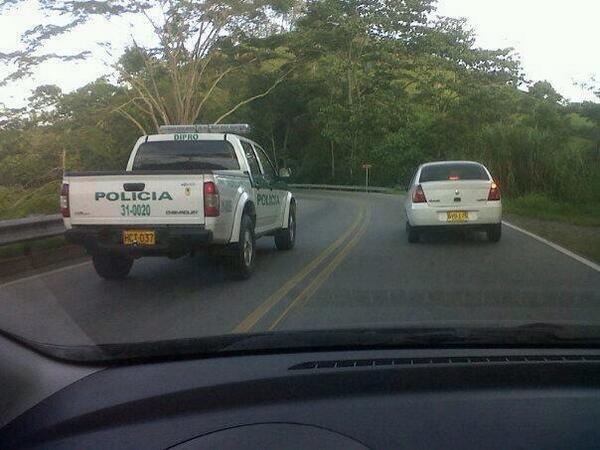 GustavoBolivar's tweet photo. Prohibido adelantar en doble línea amarilla. http://t.co/7NZuMhn704