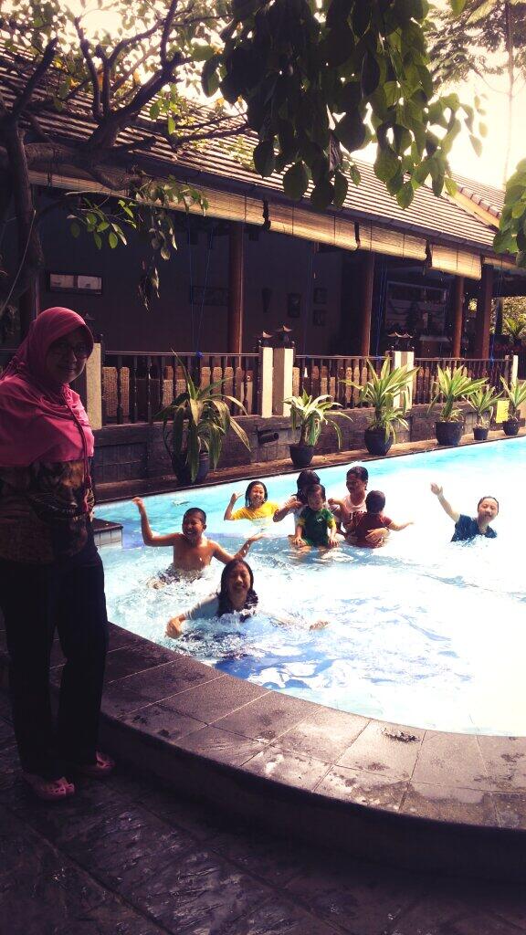 Meutiacool's tweet photo. Pool http://t.co/yeHhQi32B7