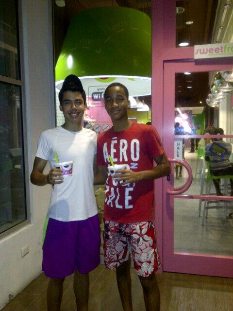 el_lepo's tweet image. En nuestro dominguito social :$ #Normalisimo ♥ "@AntonioJonas_: Con mi brooo comiendo un chin de helado @Gabrielp06 http://t.co/WBcL5osugf"