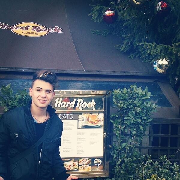 Benji_Fede's tweet photo. Buongiorno dal #HardRock :) http://t.co/SbtwlaaAX7