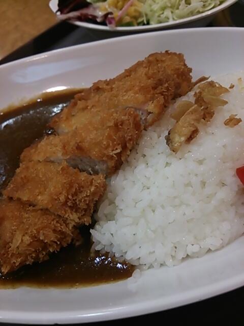 空港での儀式と化した朝カツカレー。