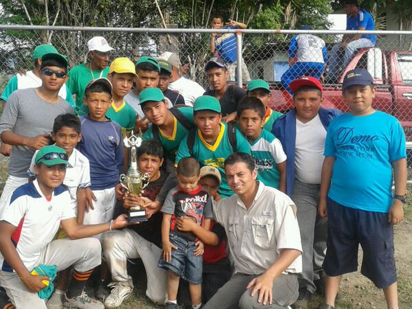 MedinJimenez's tweet photo. Entrega de trofeos pequenas ligas http://t.co/5ThkbrsOgN